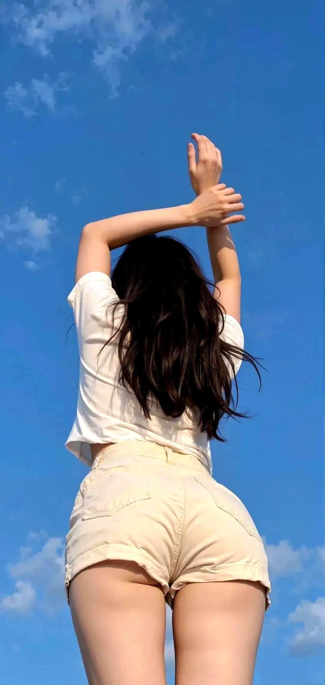 夏天穿不对，体感温度直接高5度。

真正懂降温的人，早就穿上了蓝白色。

直接抄