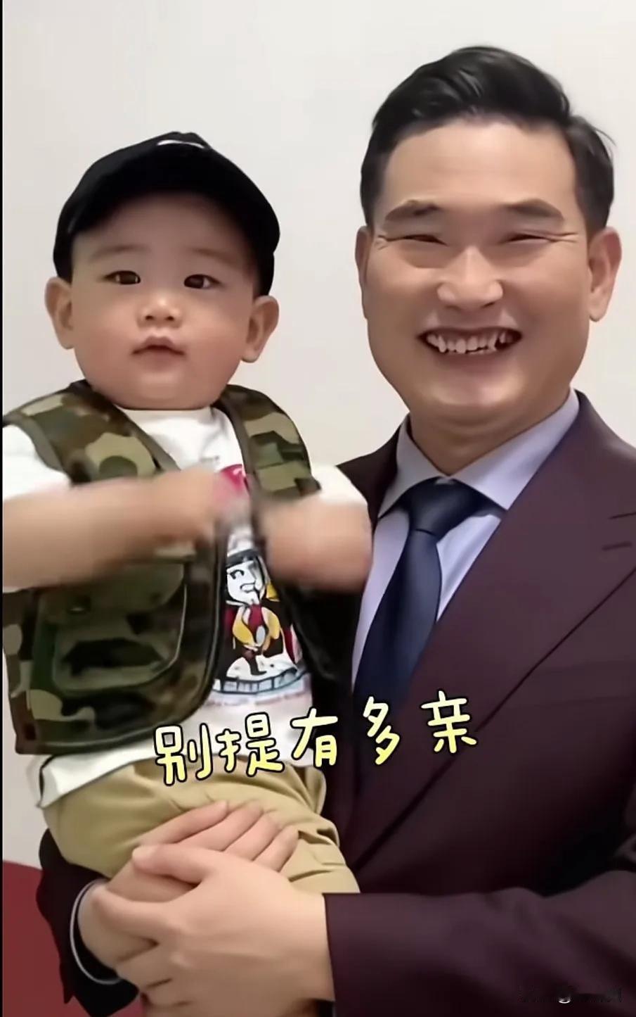 “大衣哥”朱之文孙子成网红，样貌不像爷爷和爸爸，却十分像奶奶。网友调侃：“儿媳妇