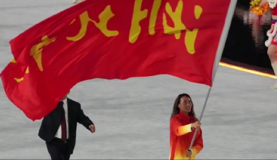 11月9日第十五届全运会开幕式，网球巨星郑钦文担任湖北代表团旗手，这排面直接拉满