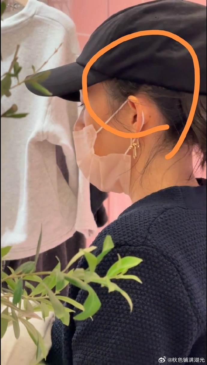 章子怡白头发 网友在香港偶遇章子怡逛街买衣服，眼尖的网友从视频里发现她有白发了 