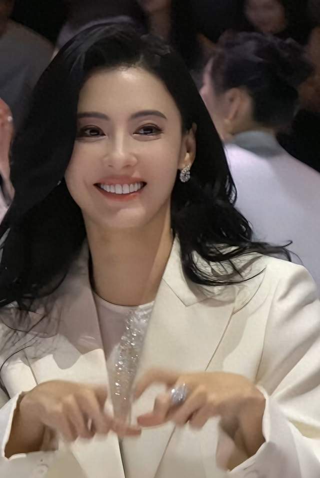 张柏芝一身白西装亮相，状态惊艳全场