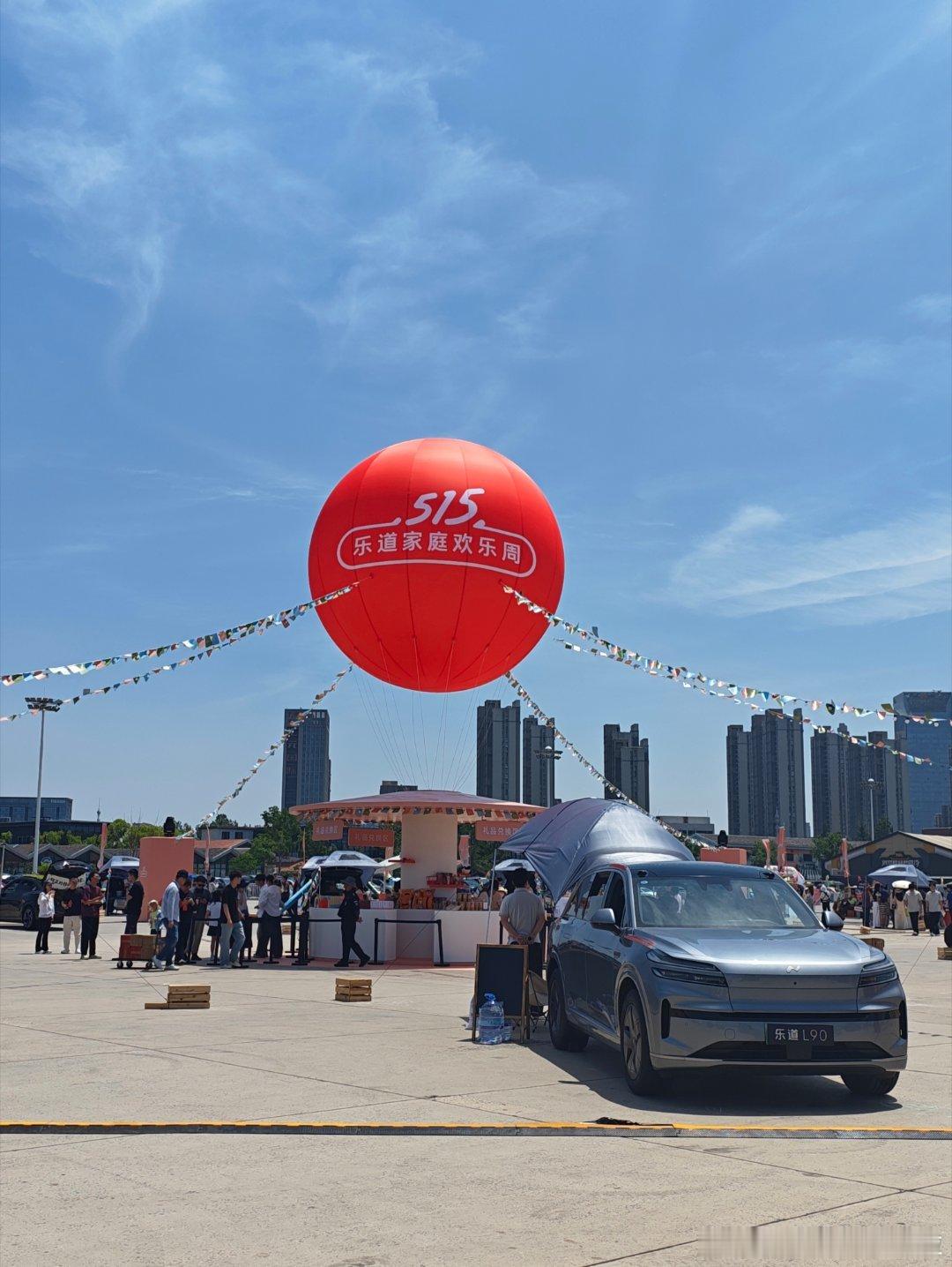 要打个卡纪念一下2018 年夏天我来骆岗公园那时候还不叫骆岗公园当时周围的地面上