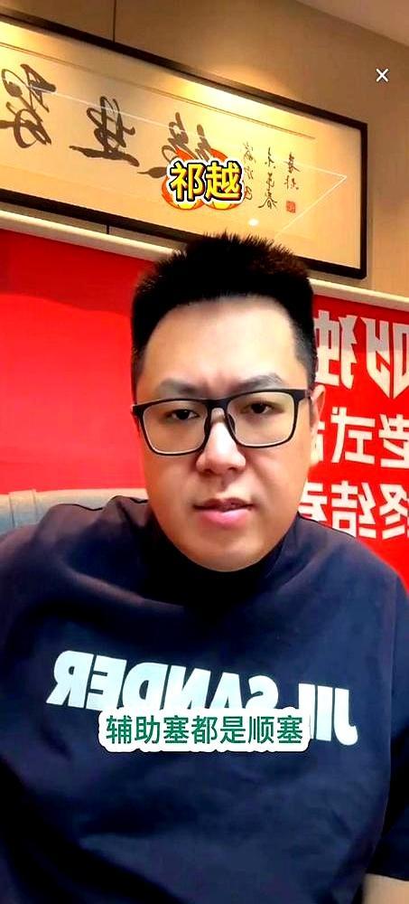 毁掉台球新手的，正是对中心点的绝对执念。
 
菜鸟趴在案边死瞄白球正中。站位哪怕