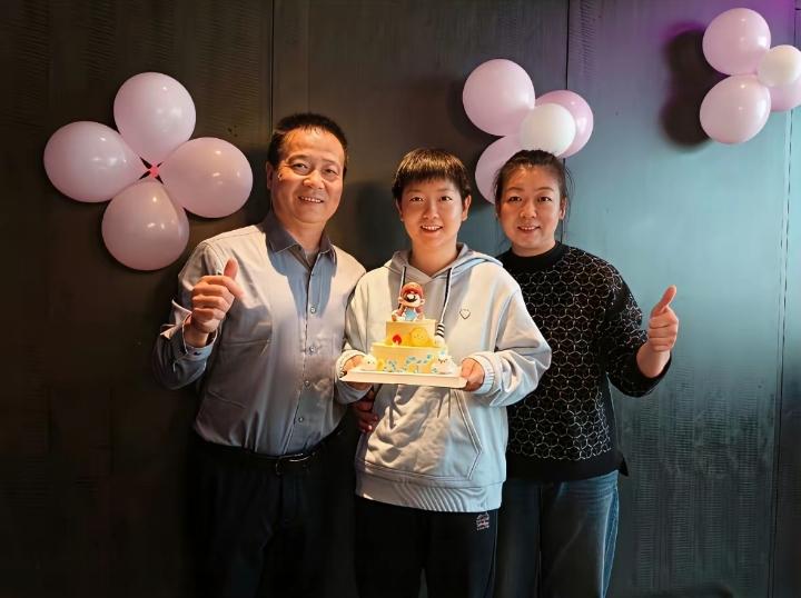 孙颖莎一家人都是面善的人，爸爸妈妈慈眉善目。

孙颖莎25岁生日那天，爸爸妈妈都