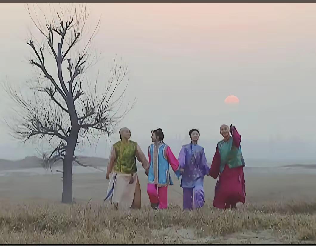 小时候盼着长大，长大后却没能活成小时候期盼的模样。生活把我们这代人，压的都喘不过