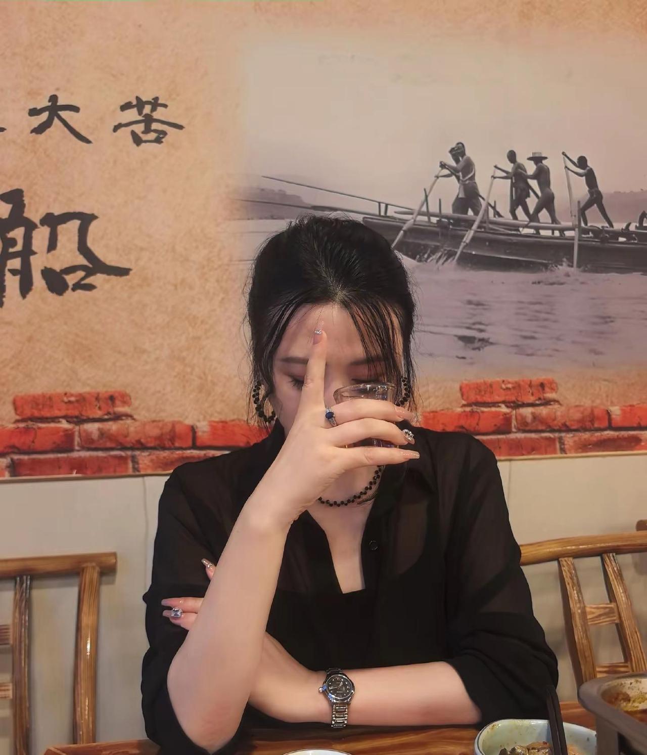 女人要喝点小酒，最近很喜欢一段话，醉眼看人间，人人都温柔，醒时看事态，事事都炎凉