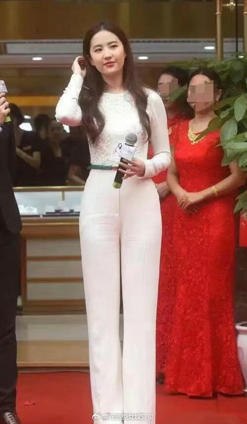 刘亦菲竟然出现在小县城某商城，腰臀好顶啊