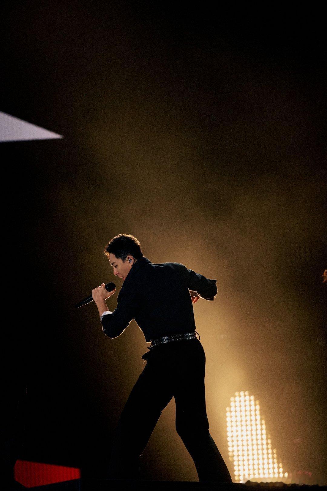 我当牛马十年了韩庚还是这么能打 看到韩庚依然在舞台上发光发热，感觉很奇妙。他的实