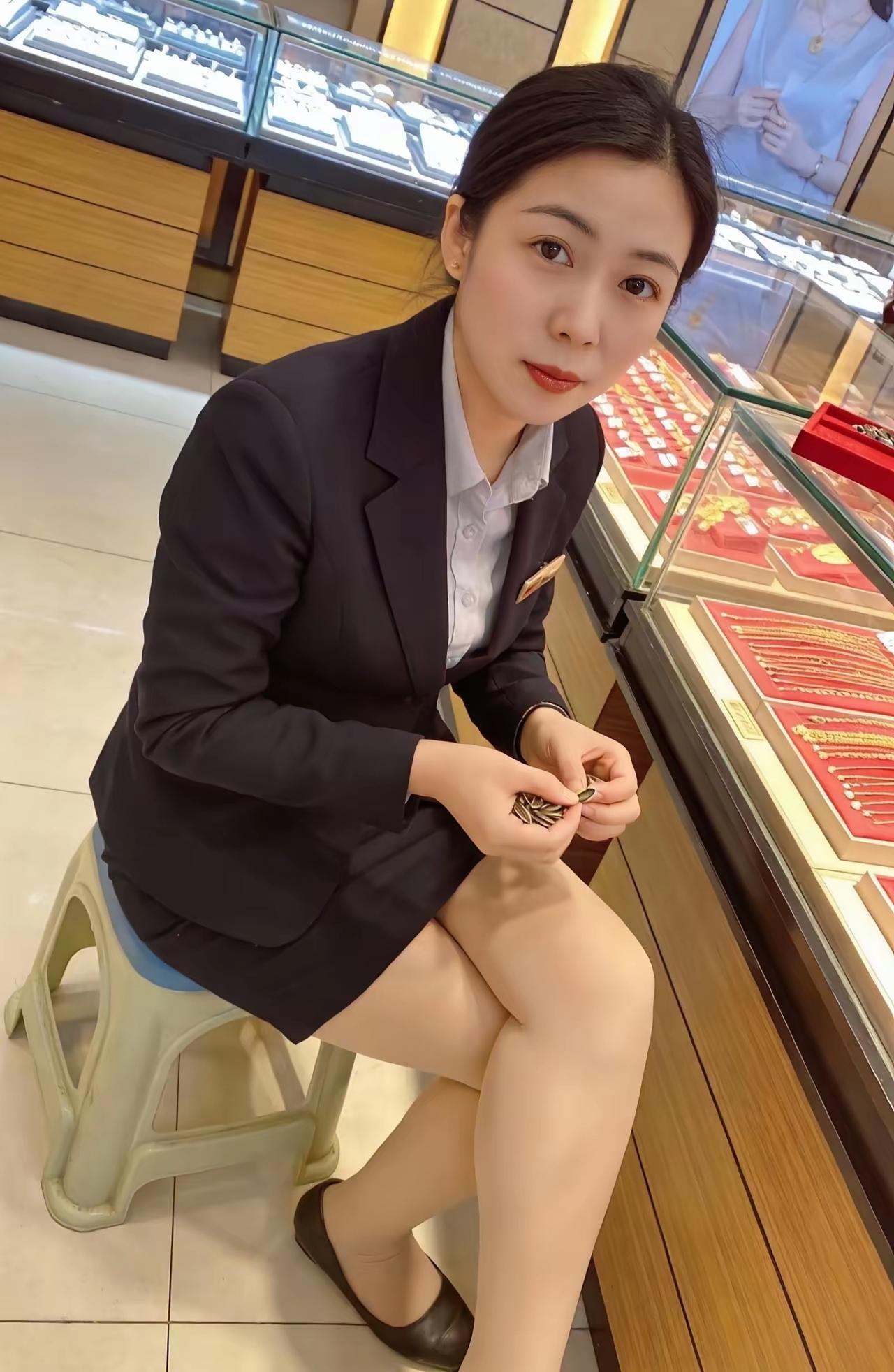 店里吃坚果，嗑瓜子。