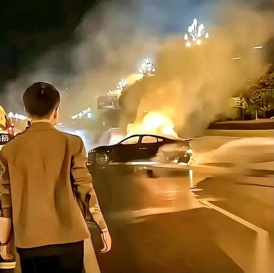 街头轿车突然爆燃！

这群人为何冒死冲上前？

视频里，有人拽车门拽到指甲崩裂，