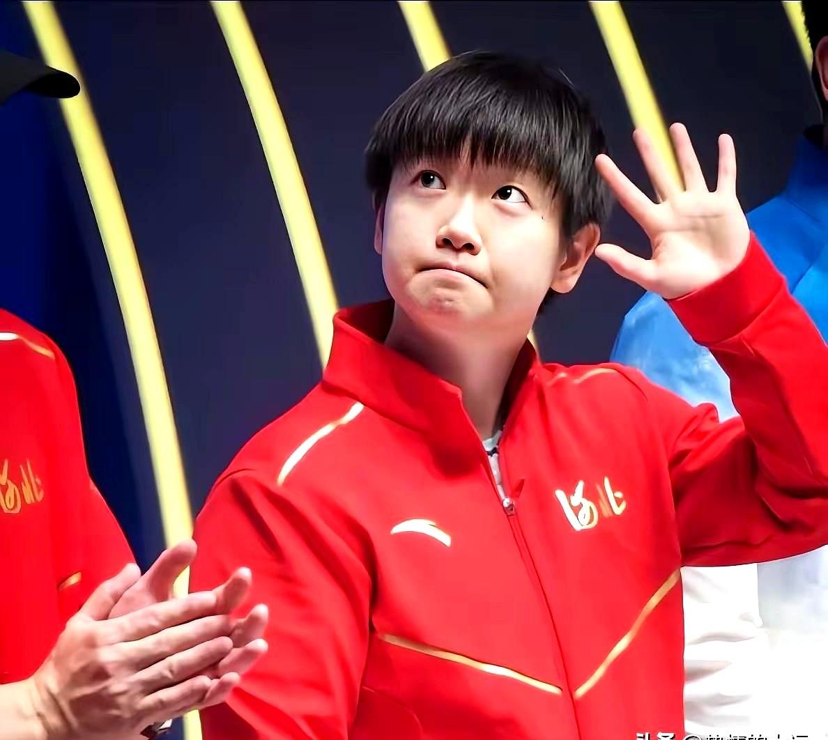 全运会莎莎丢掉了冠军，很多人在等看笑话。
奇怪的是，莎莎并没有掉粉，粉丝们更心疼