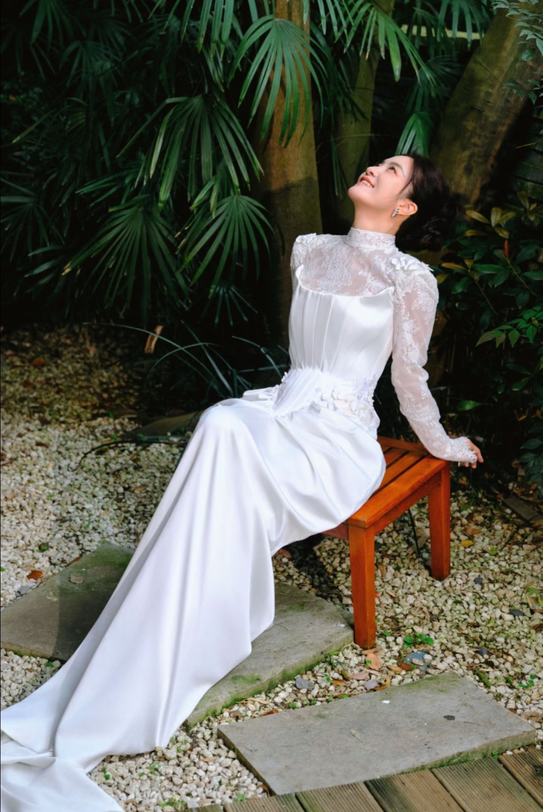 李晟的一组春季写真～“走进峨眉山里⛰️吹吹风🌬️乘乘凉🎋赏赏花🌼” 