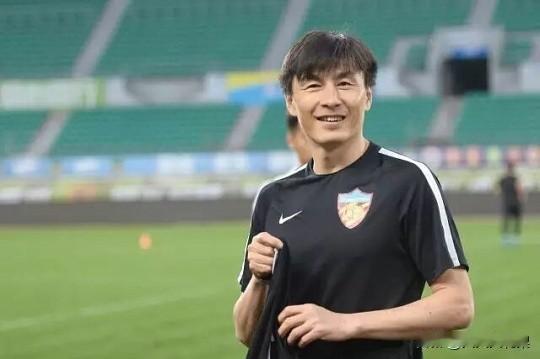 48岁的李玮锋开直播，本来是聊旧事，结果一段话把董路送上了热搜。

他说这辈子就