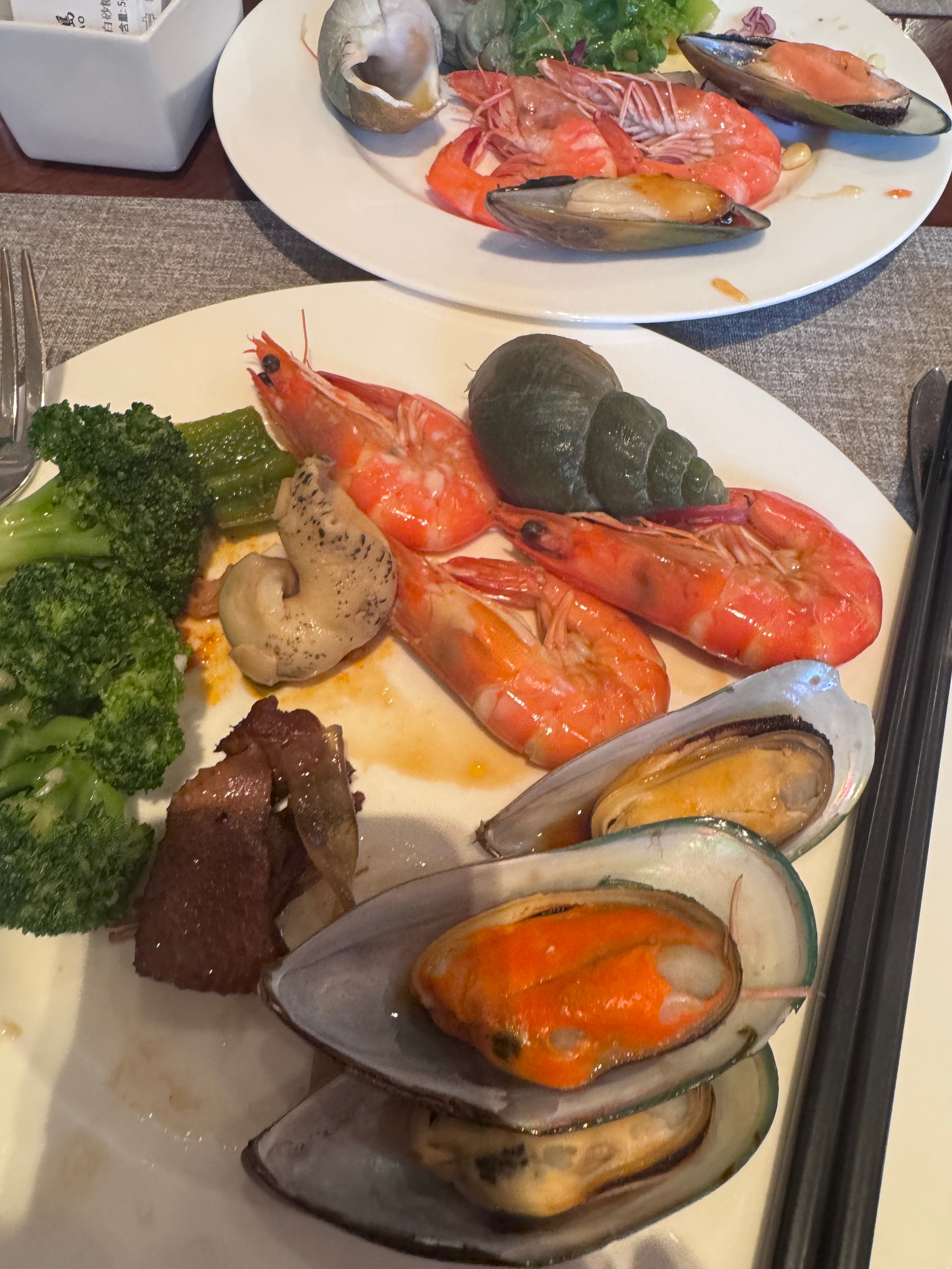 今天依然吃得非常健康。路过面档的时候挣扎良久，看了看面又看了看粉，终究没有点，又