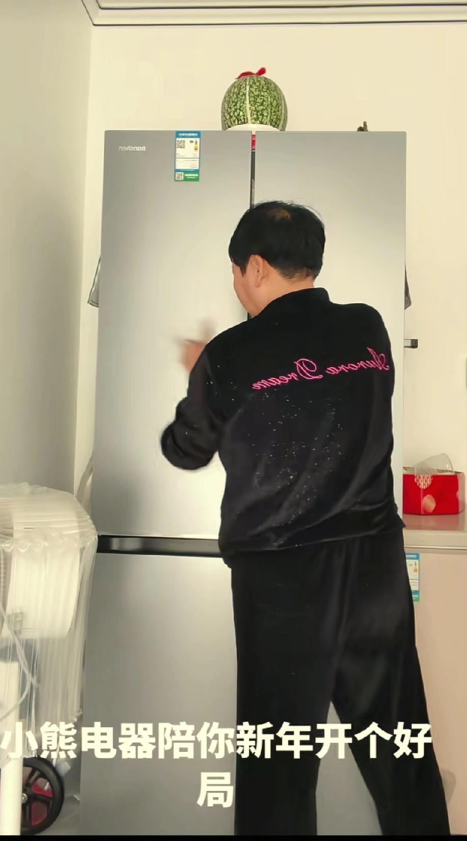 杨妞花养父的女友离开约一个多月了，是时候放下过往，开启新生活了。今日看到向阳花在