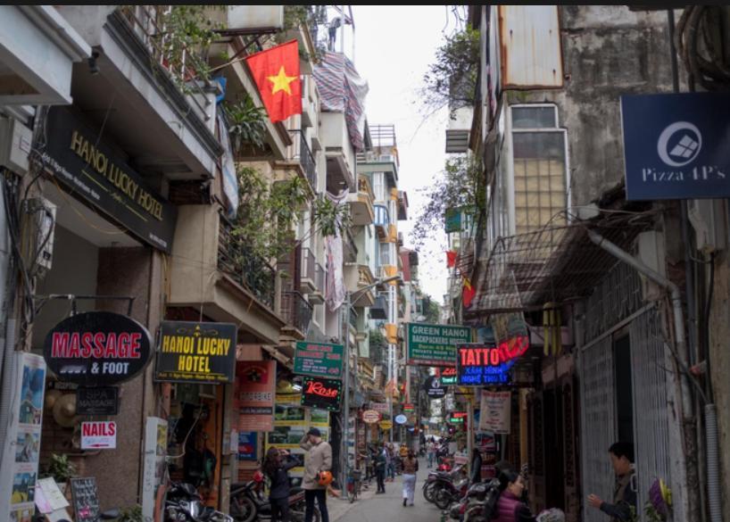越南人对中国的心态到底有多矛盾？恨自己不是中国人。
你去越南河内逛一圈，会发现一