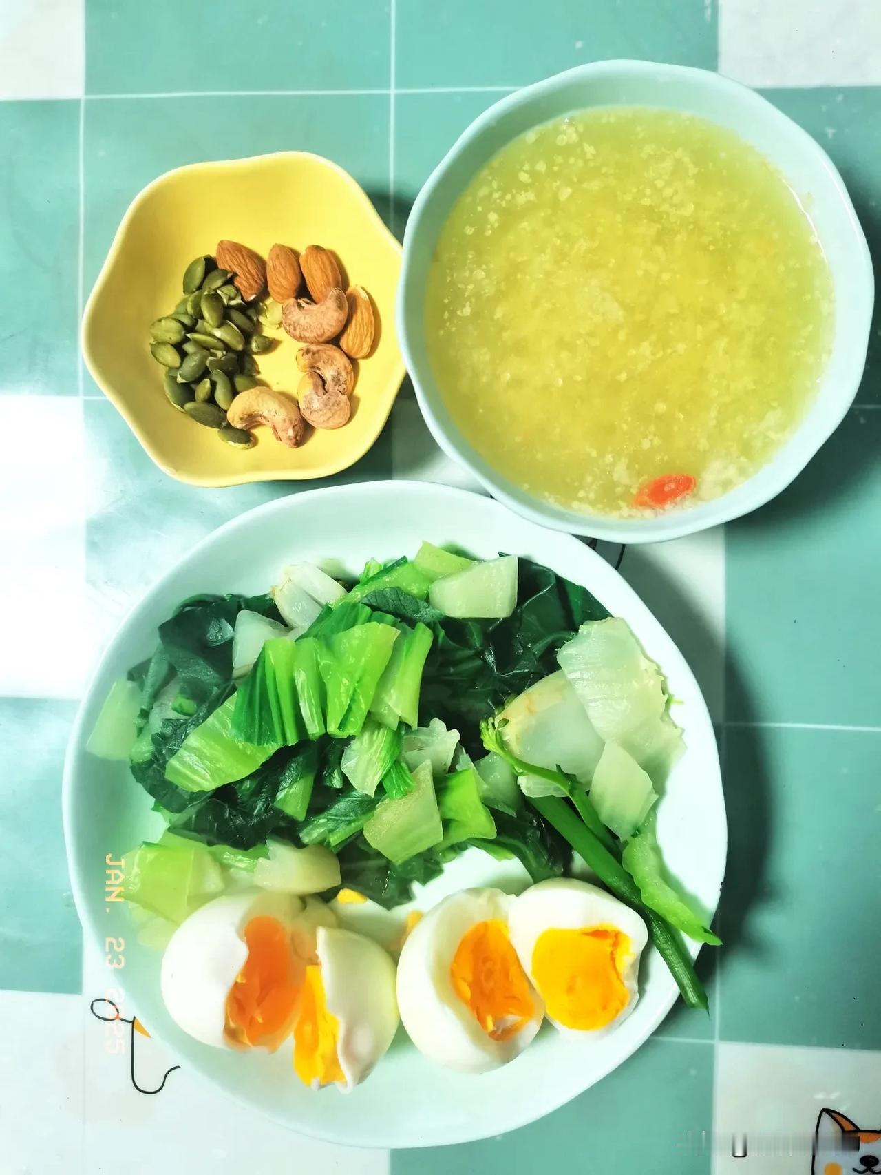 冬日绵绵之中年女性减脂早餐日记
主食：小麦胚芽
蛋白质：鸡蛋
蔬菜坚果：黄白菜、