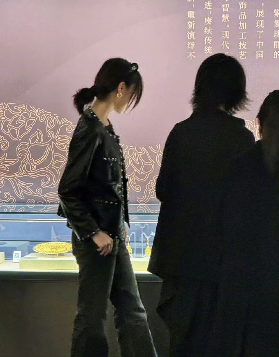 汕头偶遇宋轶 有人在汕头偶遇宋轶了？看她这笑容，简直是甜妹本妹！姐姐，记得打卡当