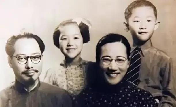 美女大学生嫁给老农

1971年，一名48岁的男子与比他小10岁的女大学生结婚。