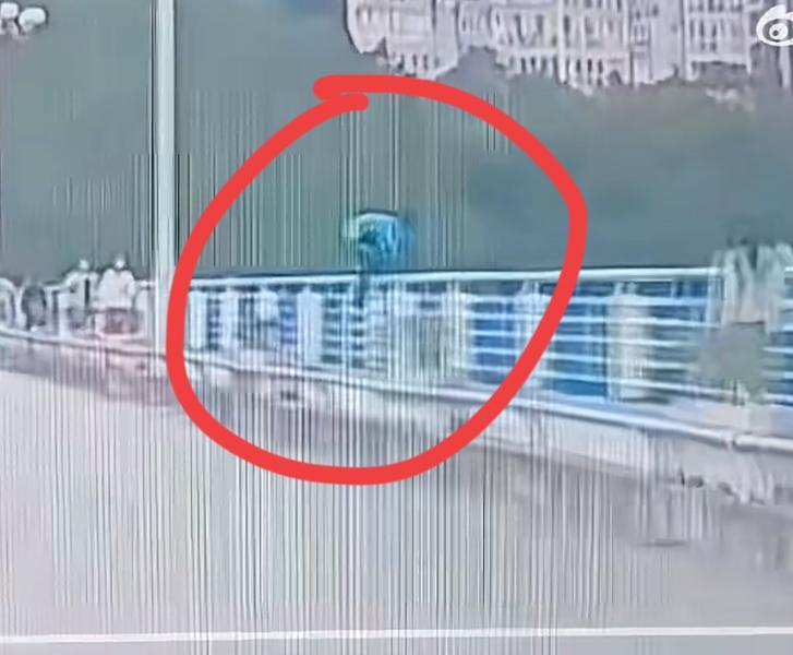 广西梧州一高中生跳桥，幸好被救回来了。孩子穿着校服，跑到桥边，没有丝毫犹豫，直接