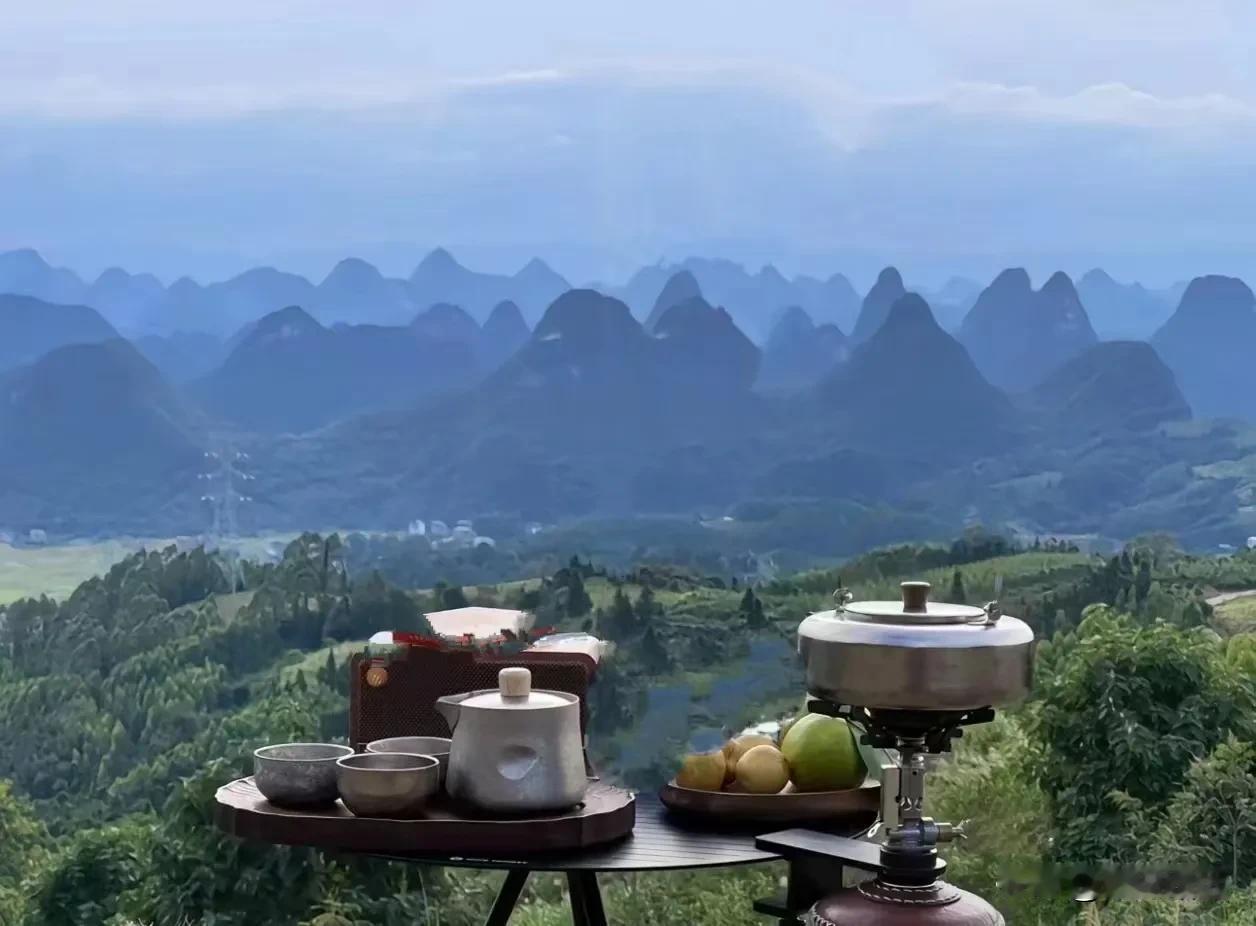 我记性不太好，眼睛近视又不爱戴眼镜，有脸盲和路痴症，且眼神不好时，听力也大打折扣