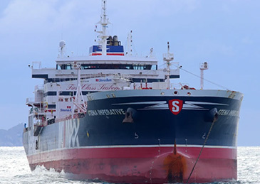 【#美国一油轮在巴林港遇袭起火# 】据彭博社2日报道，美国克罗利公司当天在一份声