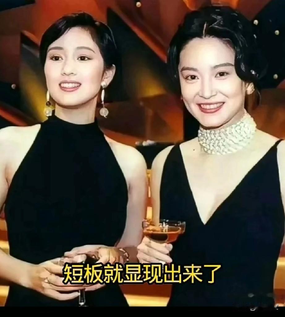 直到看到这张合照，巩俐跟林青霞站一起，短板就显现出来了，头小身子窄，脖子短，这两