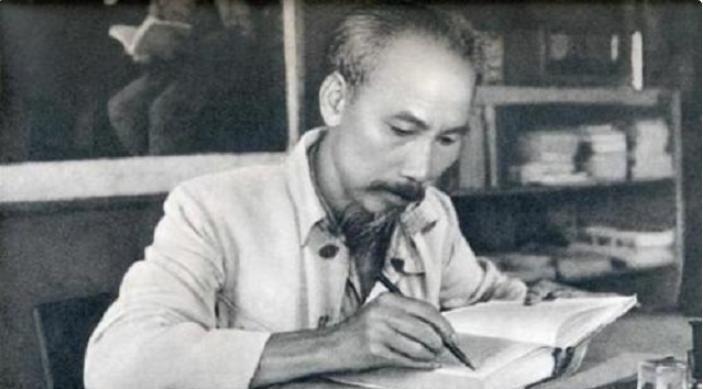 毛主席曾想前往越南支援战争，胡志明却委婉拒绝，毛主席打趣：你总爱让我“冷静”吗？