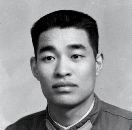 他是从一名普通的农家子弟成长为著名战斗英雄，最终被提拔为正军级，然而最终却在19