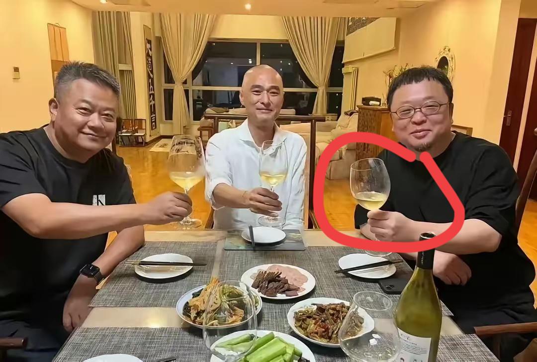 请问一下罗永浩喝的是饮料还是酒