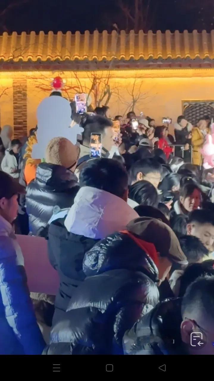 有朋友说：我在现场等着不是为了等你们下播和你合影
而是为了你下播能看到我们心不会