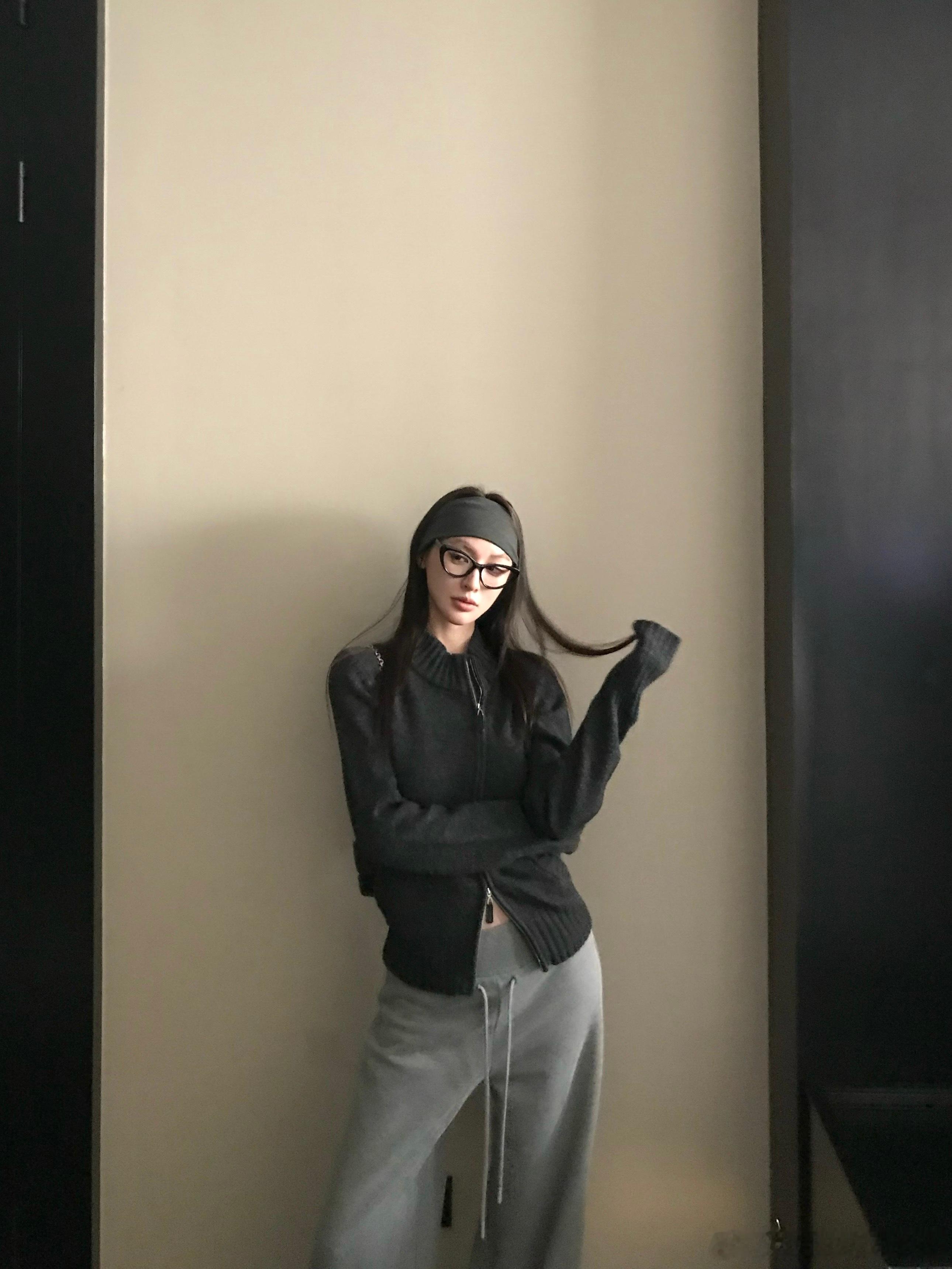 刚需系列的针织毛衣来咯简约大方衬得人很有气质 含羊毛的软糯针织面料 包容度足够不