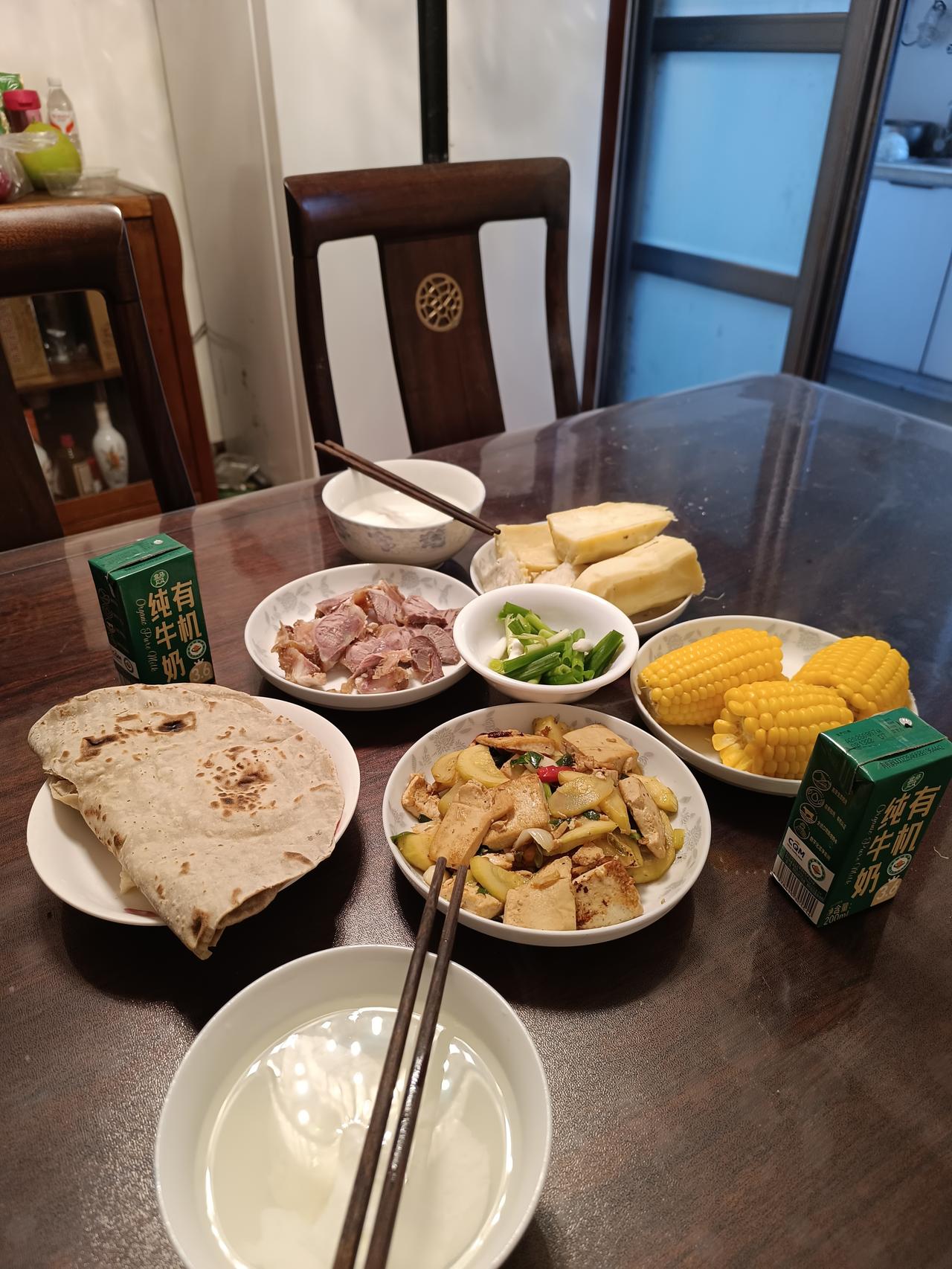 这是我两口子的早餐，一人两个荷包蛋，落馍是荞麦面做的，一盘牛肉是自己煮的牛犍，一