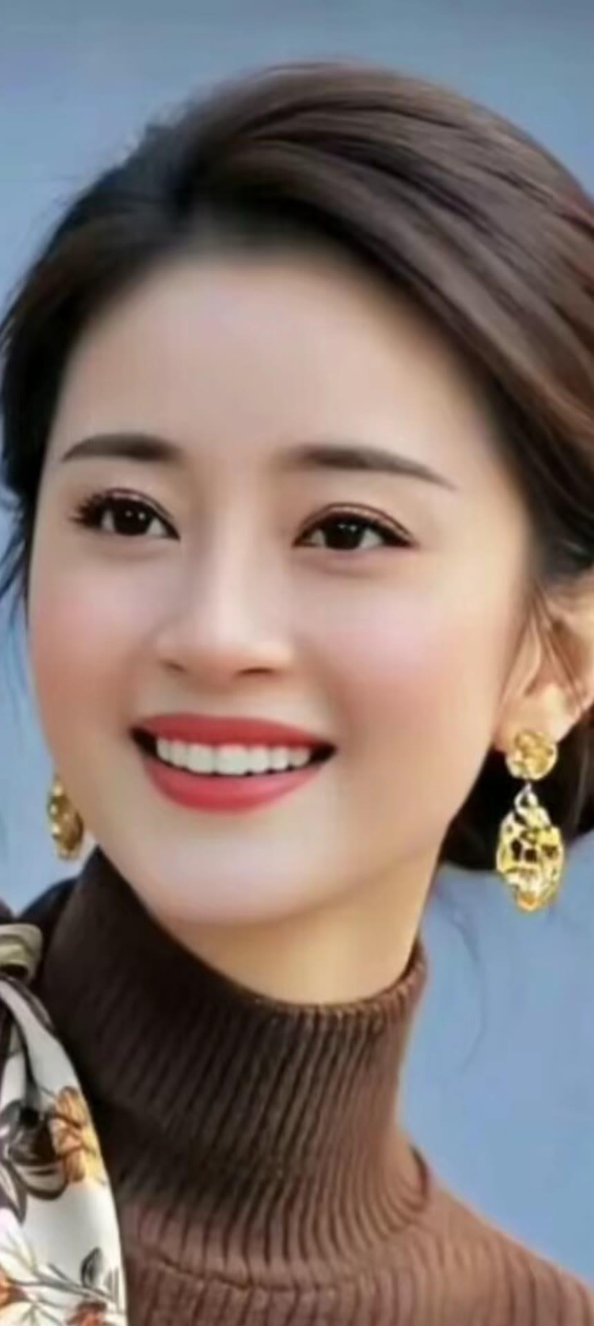 优雅微笑，金饰闪耀，时尚穿搭，魅力无限！