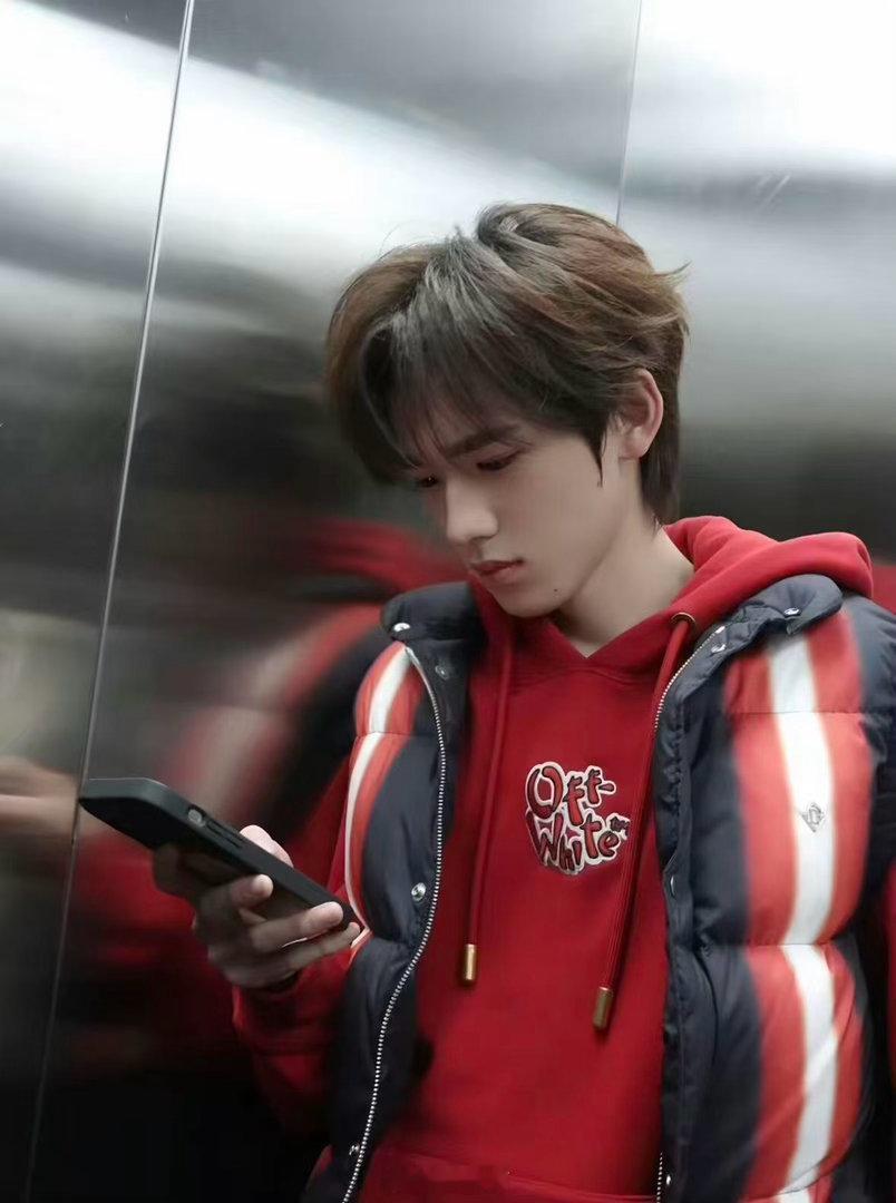 宋亚轩一道菜3个人帮忙这是我的西游 做菜这件事在他们手里变成了团建活动。宋亚轩起