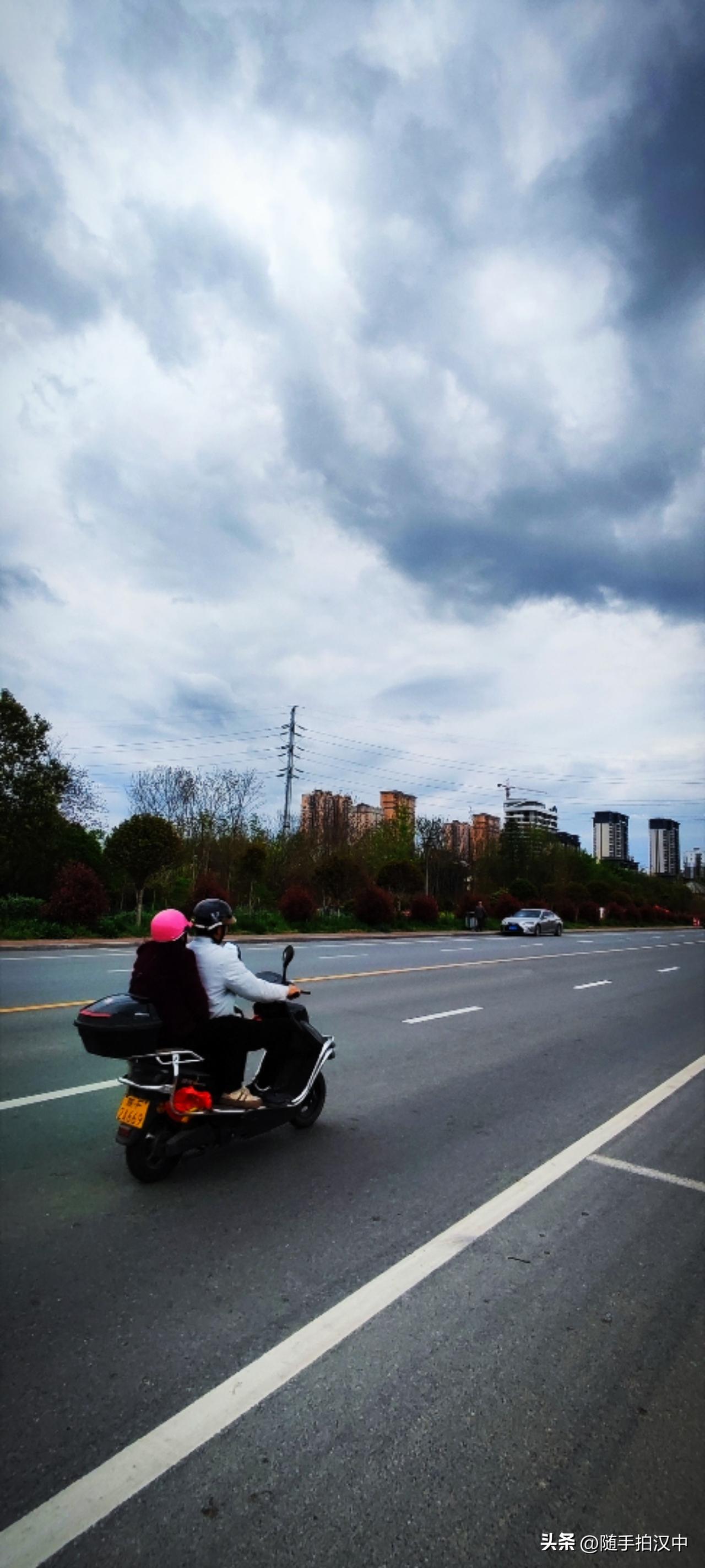 春日生活打卡季春雨的味道是很好闻的，湿凉里混杂着泥土的厚重与草木的清新，若是落在