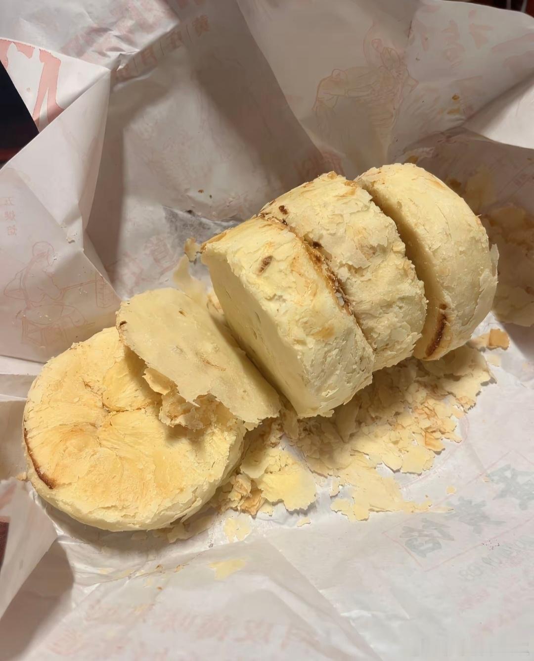 月饼 卖不动现在的月饼过度包装，几百元的礼盒，大部分钱都花在了包装上，月饼口味不