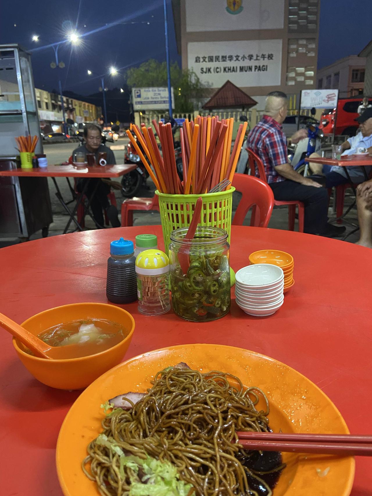 马来西亚早晨时间6点多，正在吃干拌面，一份大的9马币，大概9*1.7=15.3元