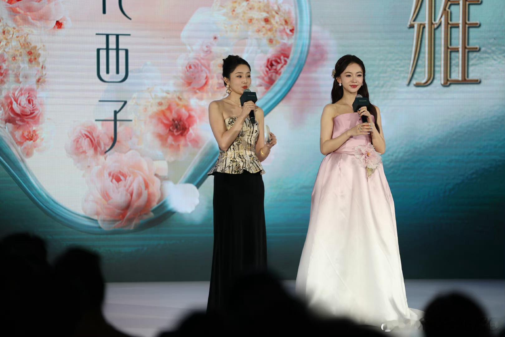 #吴谨言线下活动# 很美 不过应该是有宝宝了吧 能看出来遮挡小幅的裙子。好瘦啊 