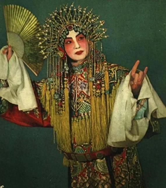 梅兰芳二夫人究竟有多美？她不仅熬过大房，还让孟小冬离开，美貌令人无法移开目光
1