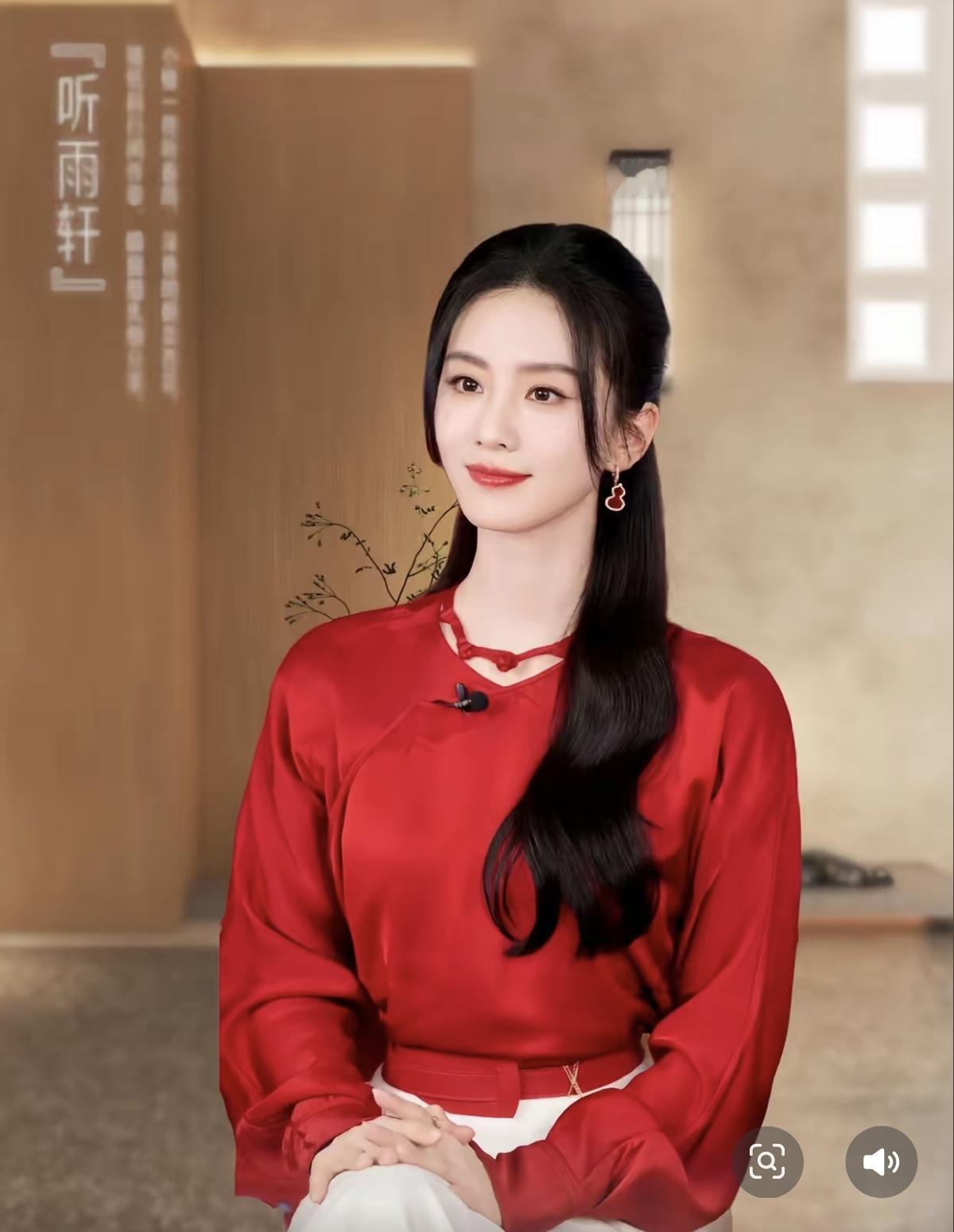 刘诗诗真的好抢眼，完全不费力的美。真的是人淡如菊，不争不抢。高贵端庄，找不到更好