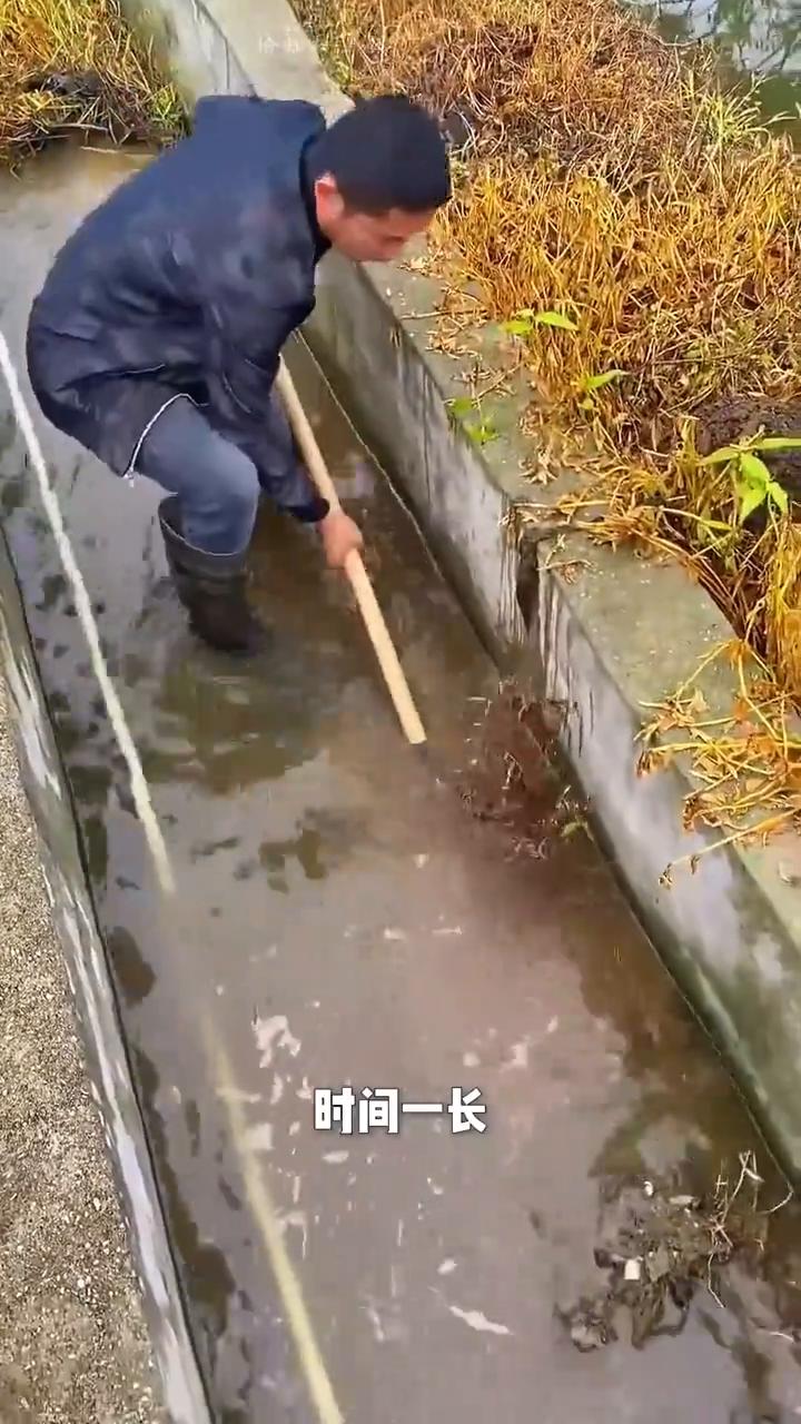 为什么排水沟的底部一定要做成弧形？难道做成平的不更简单吗？但问题就在这里。
·平