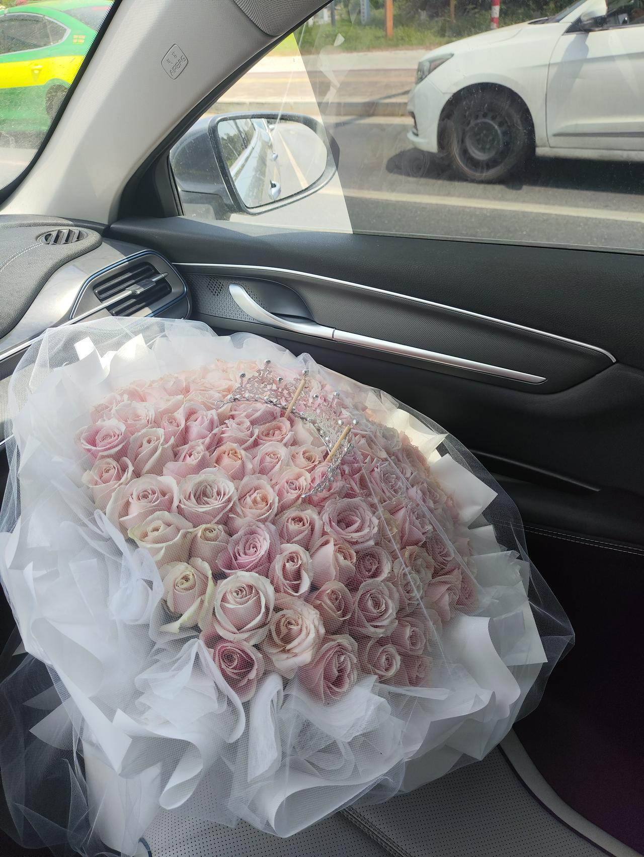 【今天第一次送花，手都在抖！】🌸
人生第一次帮花店送货，客户订的是一束99支粉