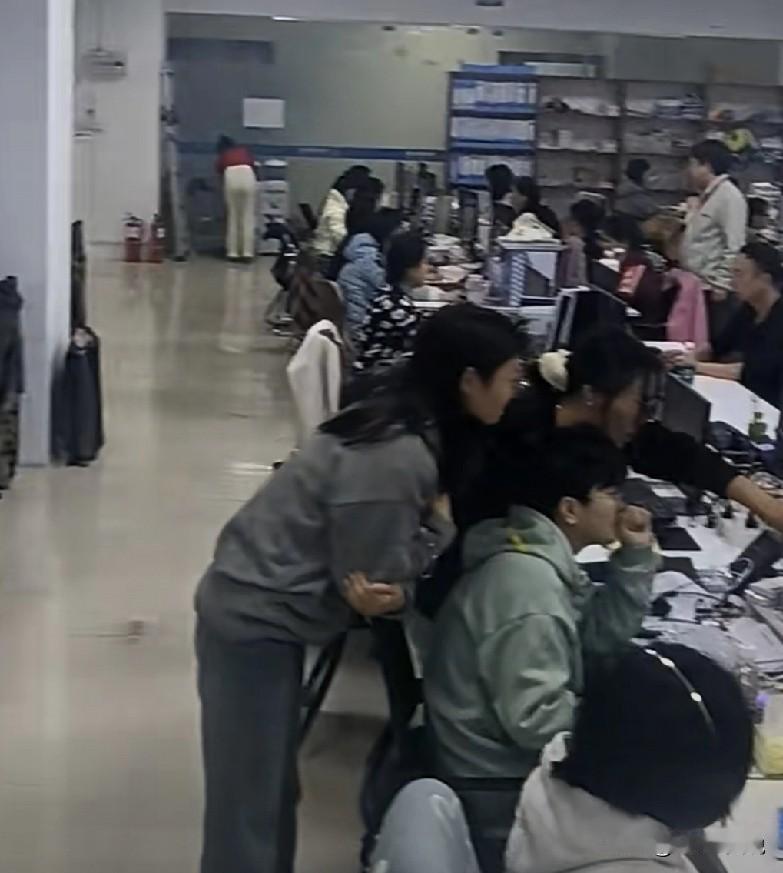 很多人在人到中年&失业的双重危机来临时，都容易患上“躺而不平”的迷茫与焦虑[笑哭