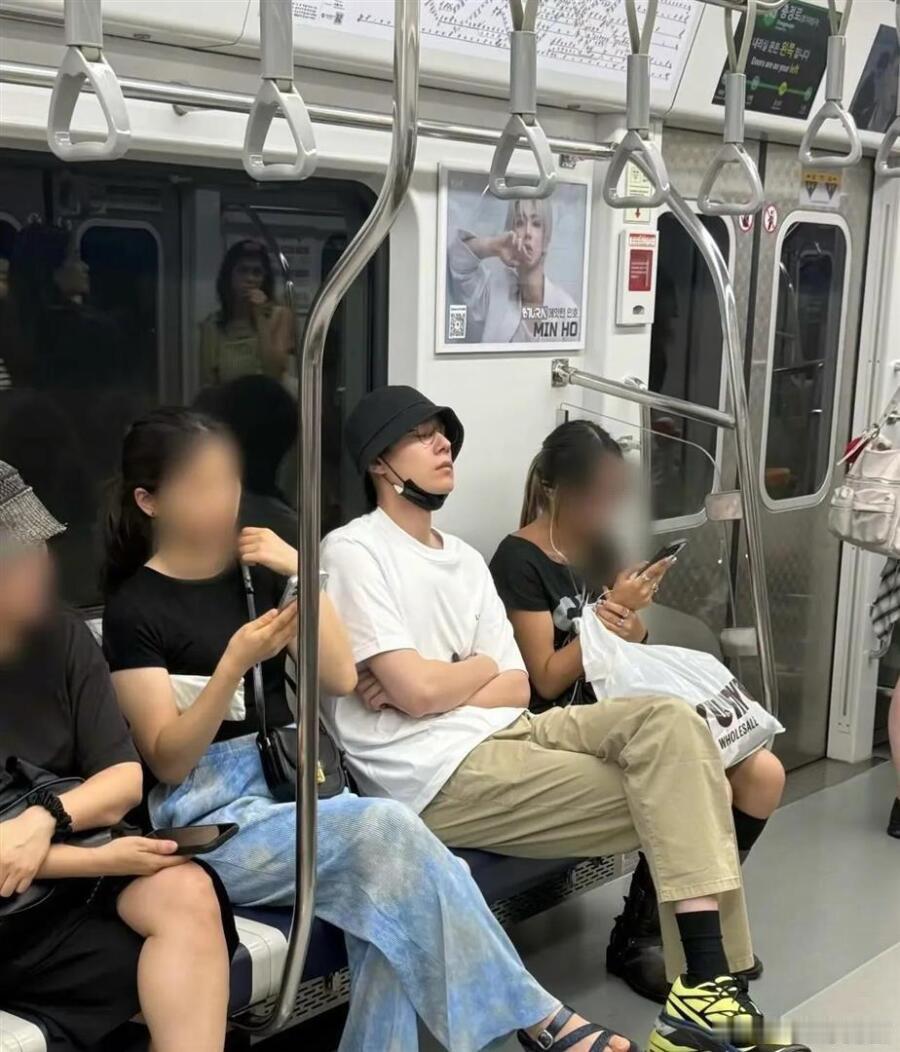 路人韩国地铁偶遇胡一天，素颜打盹松弛感拉满 