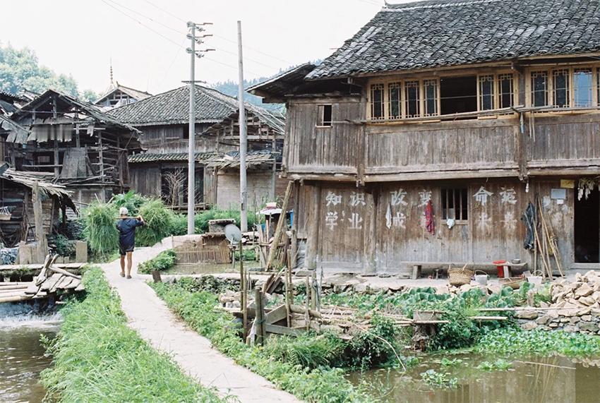 在贵州这样的落后地区，孩子们就应该接受这样“苦行僧”式的应试教育。因为这是这些大