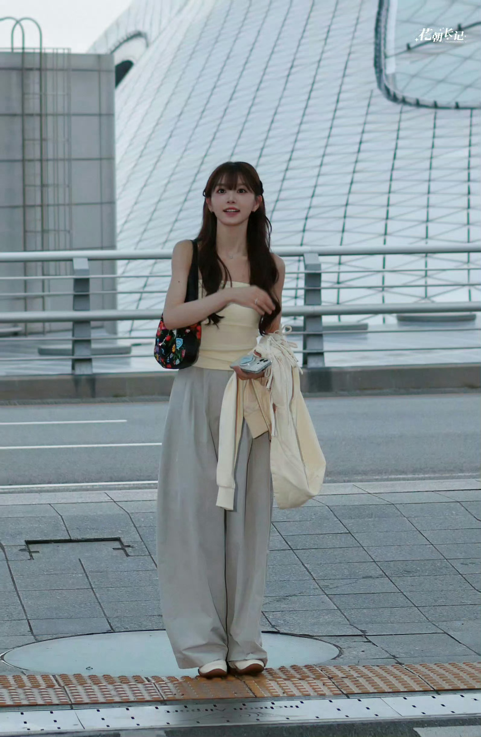 小田这不女爱豆吗好美啊！！！ 田曦薇爱豆级别的机场出发图