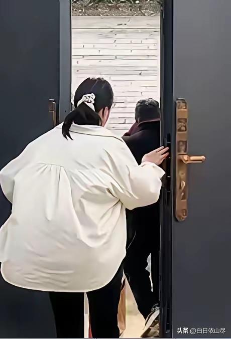 泪酸！父亲房屋改迁，赔了180万，女儿想跟父亲借点，遭到父亲拒绝后怀恨在心，把父