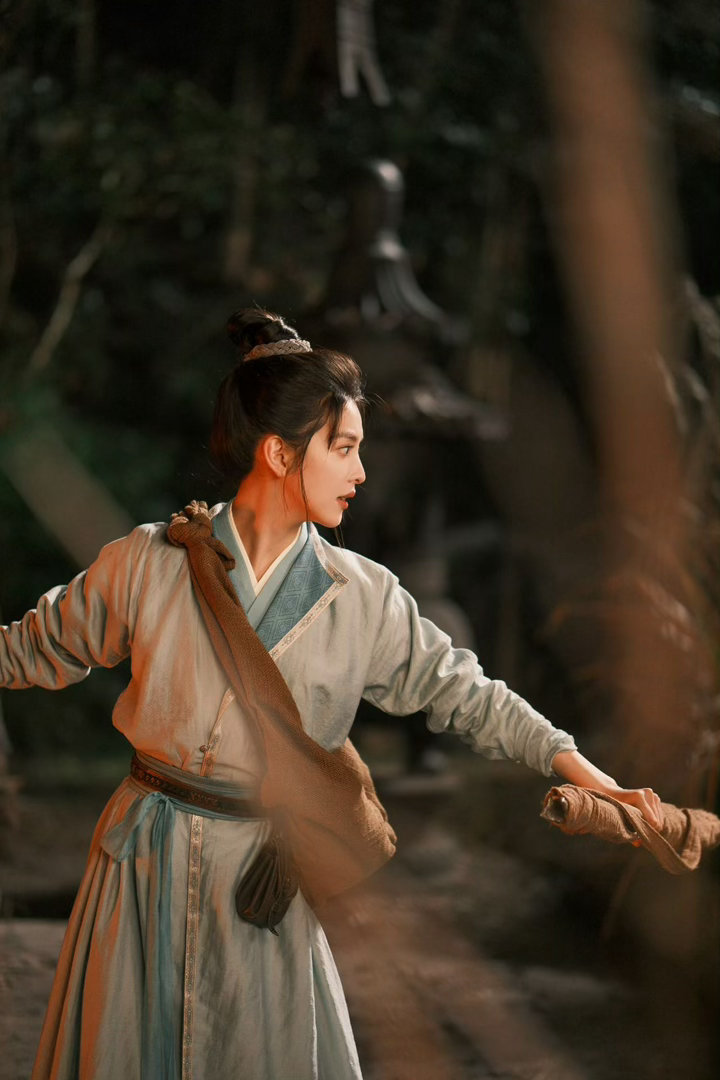 章若楠武侠女主气质章若楠妆造 谁说武侠女主必须英气逼人，章若楠这种清冷带甜的质感