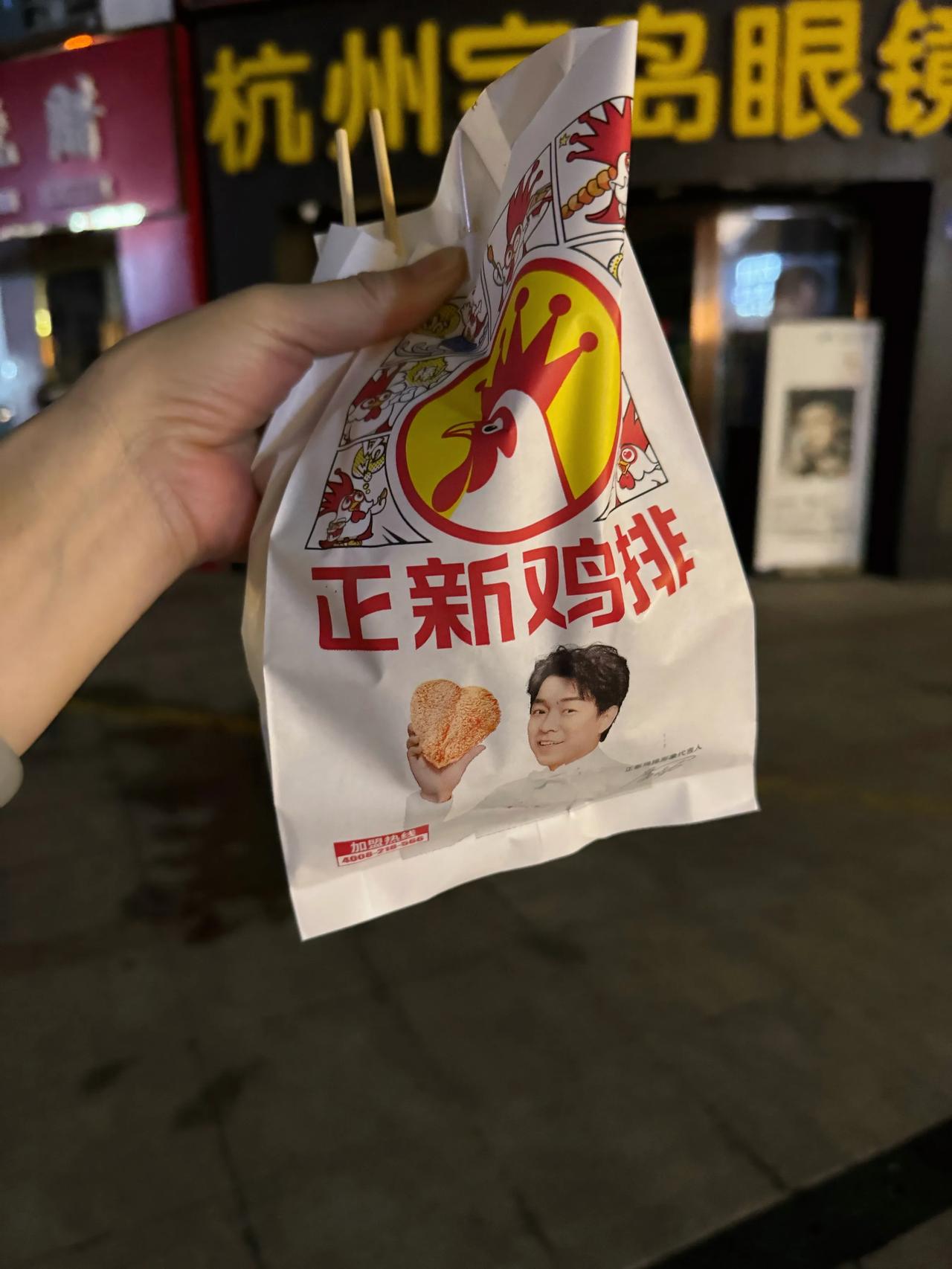久违的买了个炸鸡柳，跟打死卖盐佬似的咸死个人了，就吃了两口！ 
#萌宠#